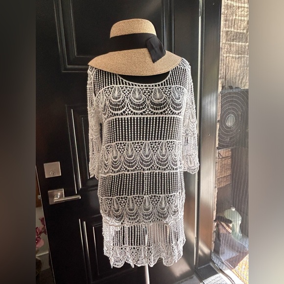 Simple beach white crochet top - Picture 7 of 11